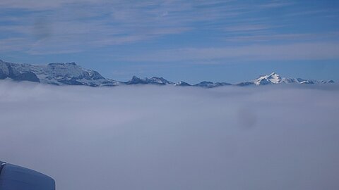 Wir steigen über die Wolken.