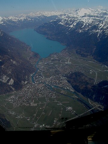Brienzersee mit der Stadt Interlacken.