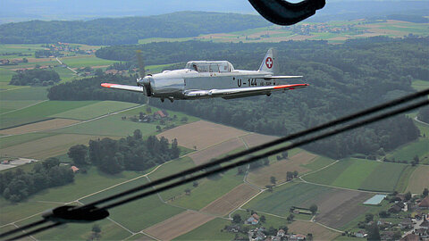 In Begleitung der Pilatus P-2.