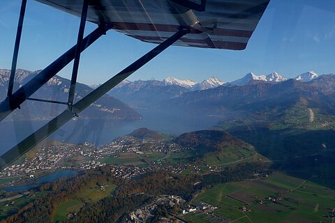 Eiger, Mönch und Jungfrau und im Vordergrund der Thunersee.