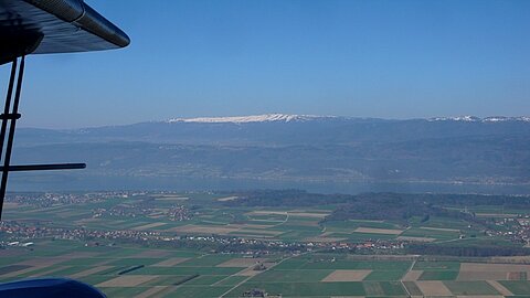 Bielersee und der Chasseral.