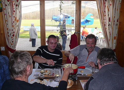 Fondueplausch im Flugplatz-Restaurant.