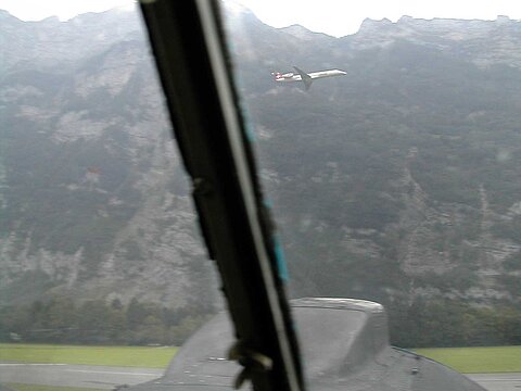 Demonstration eines Embraer Passagierflugzeuges.