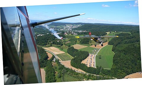 Ein imposanter Überflug mit dem Rauch der Jak52.