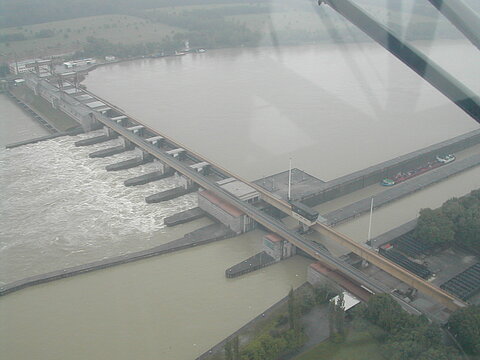 Das schlechte Wetter zwingt die Piloten zum Tiefflug über die Donau.
