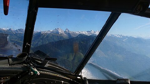 Vor uns die Freiburger Alpen.