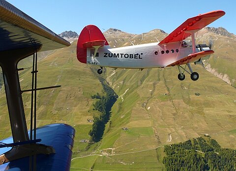 Die Passagiere sind begeistert vom Formationsflug.