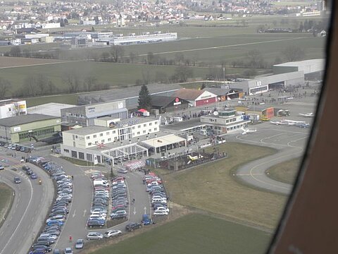 Eine grosse Anzahl an Helikoptern ist gekommen.