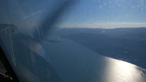 Im Steigflug über dem Bielersee.