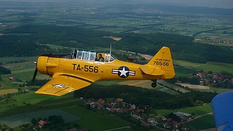 Der T-6 beschleunigt.
