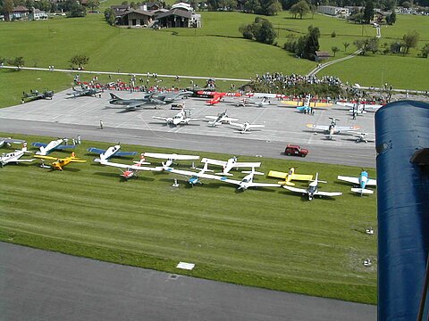 Blick auf die vielzahl von verschiedensten Flugzeugen.