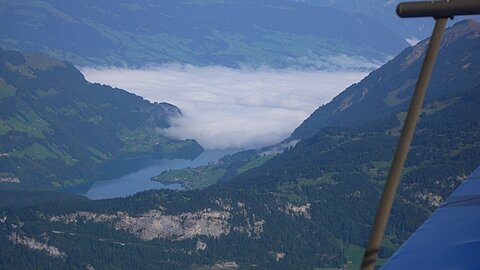 Nach dem Lungernsee ist noch alles unter der Nebeldecke.