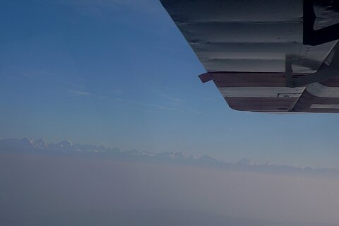 Über dem Dunst die Bergkette der Berneralpen.