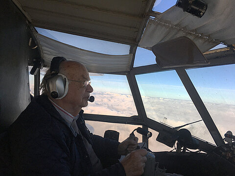 Hansruedi entlastet den Piloten etwas beim steuern.