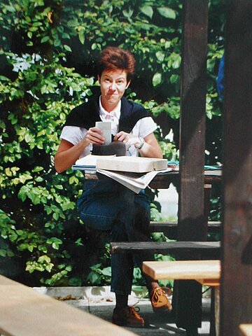 Brigitte als Kassierin und Schreiberling der Flugscheine.