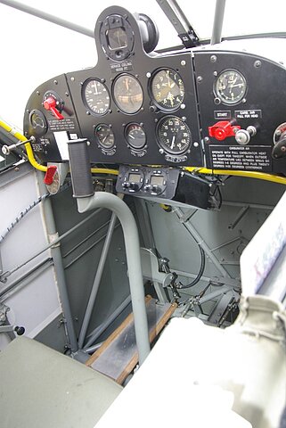 Instrumentenbrett vom Piloten.