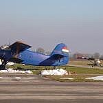 ... rollt an der daheimgebliebenen An-2 vorbei.