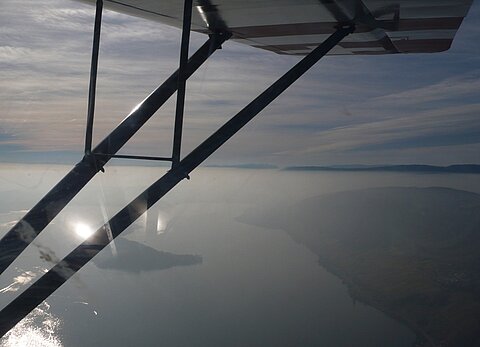 Bielersee und St. Petersinsel im Gegenlicht.