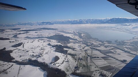 Sempachersee mit Blick Richtung Innerschweizeralpen.