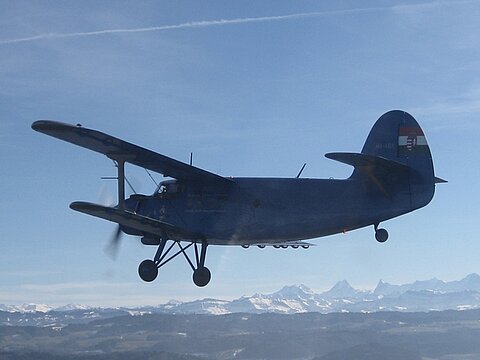 Die Antonov vor Wetterhorn, Schrekhorn, Finsterarhorn und Eiger.