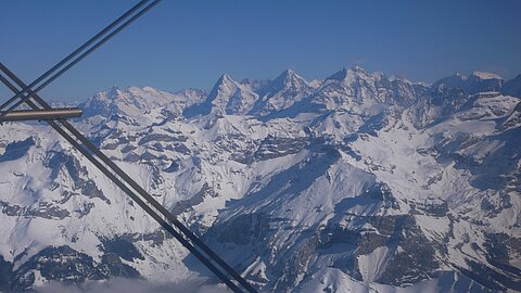 Bildmitte, Eiger, Mönch und Jungfrau.