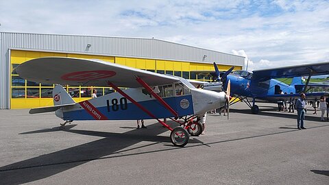 Comte AC-4 von 1928 dahinter Antonov Baujahr 1990!