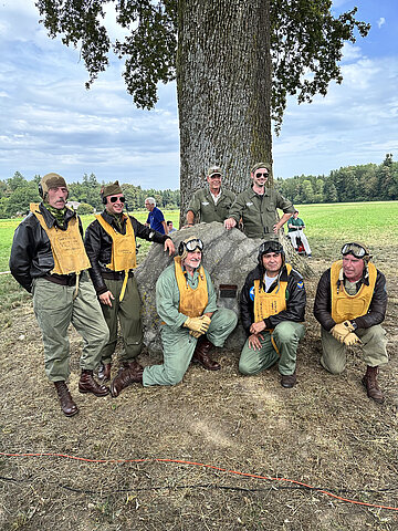 Vereint vor dem Denkmal.