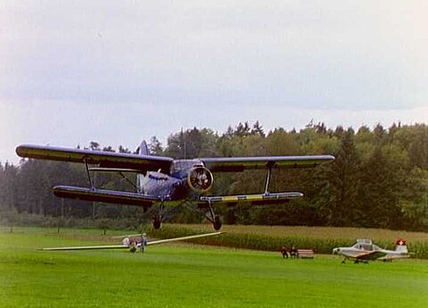 Die Antonov kurz vor dem Aufsetzten im Speck-Fehraltorf.