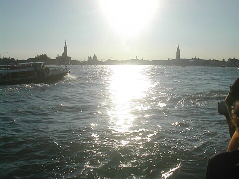 Im Gegenlicht die Hauptinsel von Venedig.