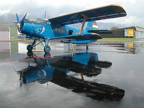 Nach dem Regenschauer erstrahlt die Antonov im blauen Kleid.