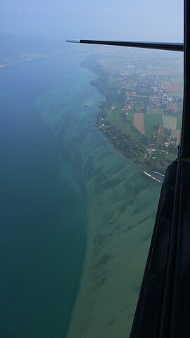 Über dem Ufer vom Neuenburgersee.