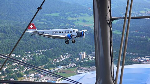 Im Anflug auf Kestenholz begegnen wir der Junkers Ju-52.