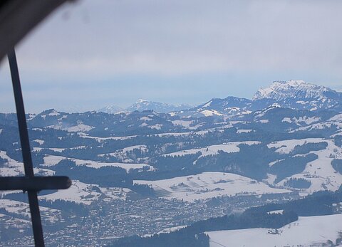 Rigi und Pilatus. Unten der Ort Langnau im Emmental.