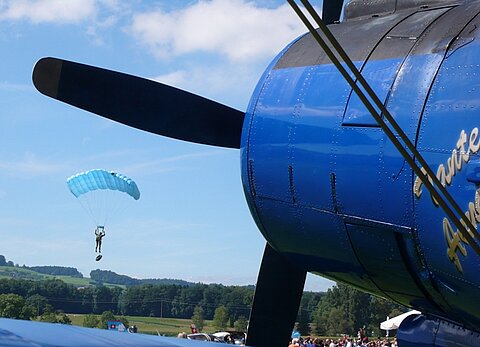 Im Anflug die Grenadierfallschirmspringer.