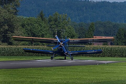 Die Antonov bereit auf Piste 15.