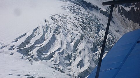 Über dem Gletscher und ....