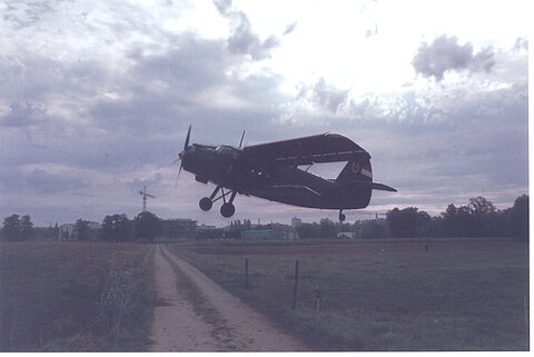 Nach nur 200 Meter hebt die AN-2 ab.