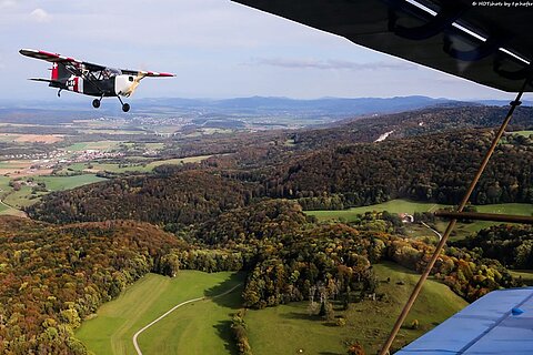 Rechts vom L-5 das Landefeld.