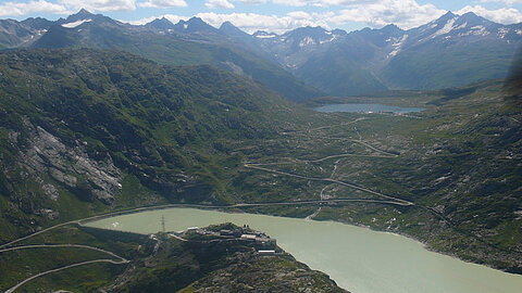 Vor uns der Grimselpass.