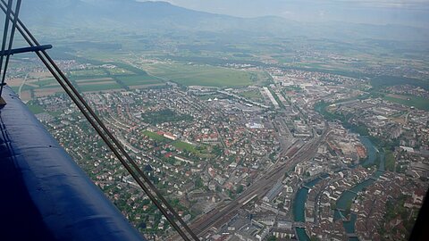 Zurück über die Stadt Thun und links die Almend mit dem Flugplatz.