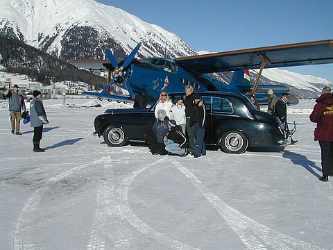 Ankunft in Samedan, jedoch nur als Erinnerungsbild steht dieser RolsRoyce vor der AN-2.