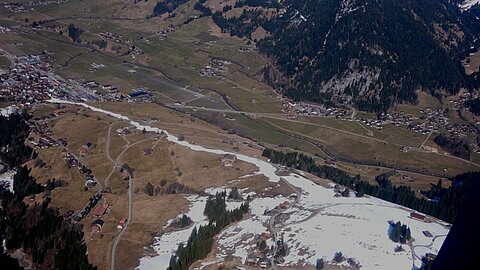 Mit dem Kunstschnee führt die Skipiste bis nach Zweisimmen!