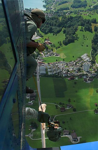 Immer vier Springer verlassen die An-2.