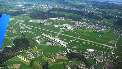 Über dem Militärflugplatz Emmen.
