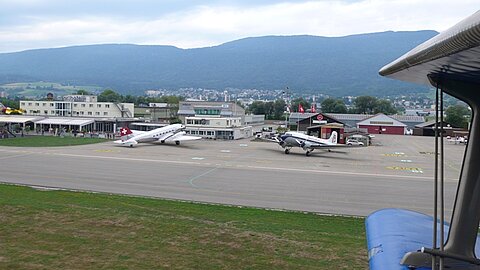 Start in Grenchen mit Blick auf die DC-3.