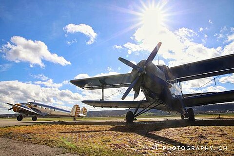 Antonov An-2 und Beechcraft B-18 werden bereit gestellt.