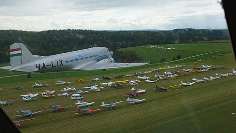Unten die Gästeflugzeuge aus ganz Europa.