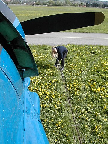 Behelfsrollweg auf der Wiese.