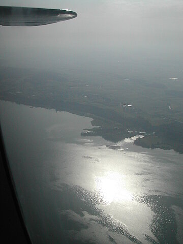 Der Neuenburgersee im Gegenlicht.