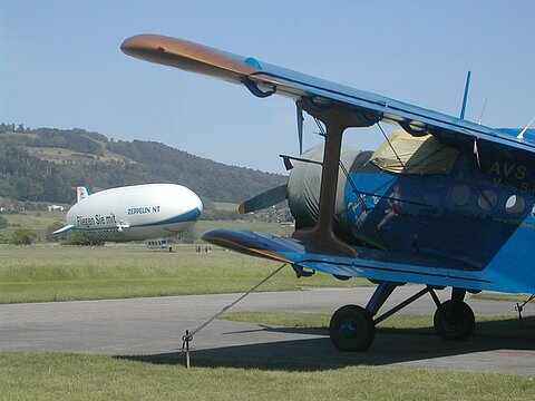 Auch der Zeppelin bringt Post mit.